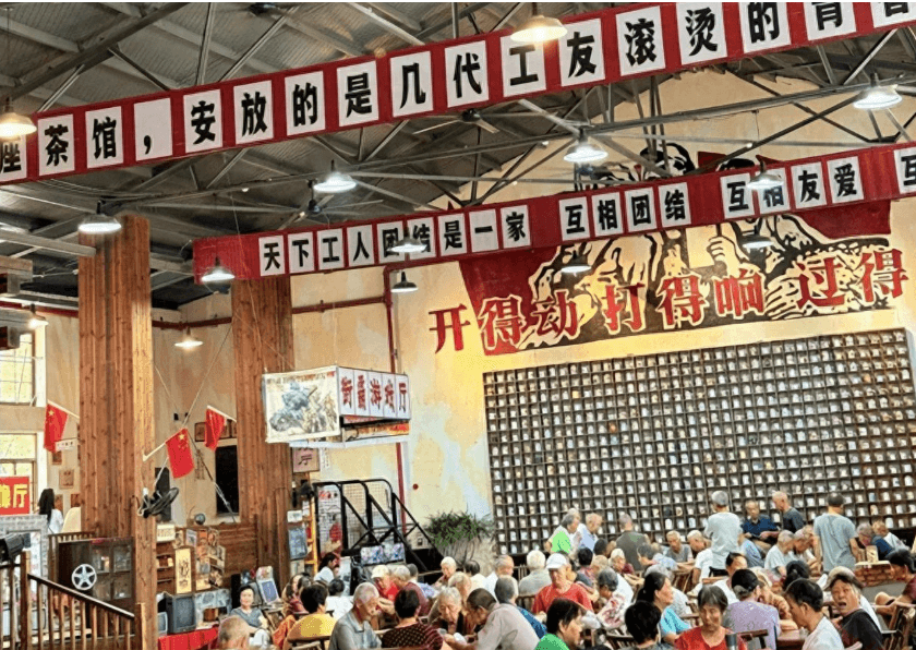黄石旧仓库：社区茶馆人群